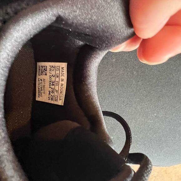 Black adidas shoe never worn - Picture 3 of 3